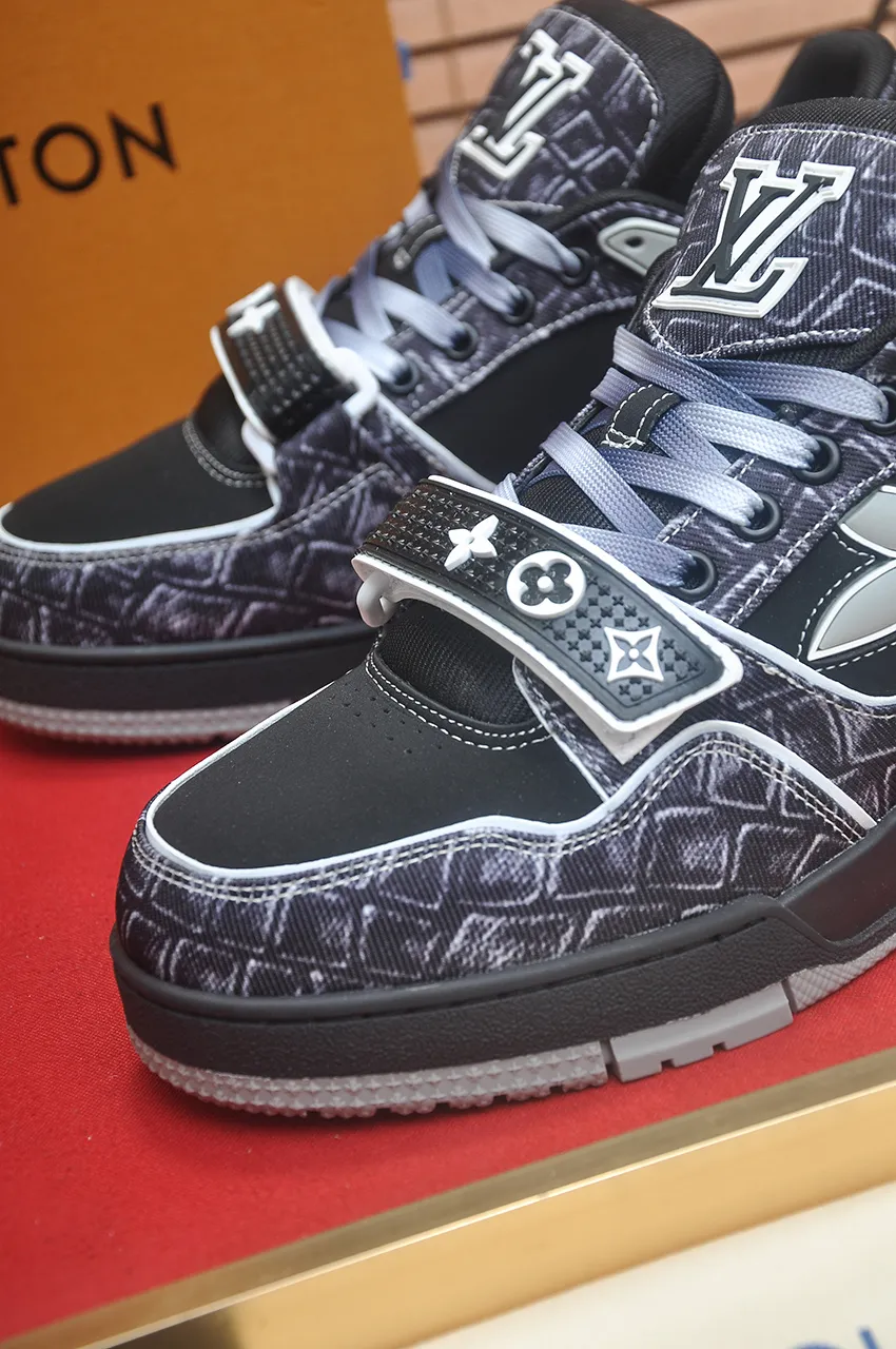Men's men's shoes 💰640💶Original development, quality shipping, welcome to compare - LV sneaker series LV Trainer Maxi sneakers introduce the loose silhouette of the ready-to-wear series into the LV Trainer sneaker design written by Virgil Abloh, making an eye-catching appearance in the spring and summer men's wear shows. The cow leather upper is combined with rough fabric laces, and colorful beading highlights the brand's classic elements. LV letters mark the tongue and Monogram floral outsole. Mixed materials Made of first-layer cowhide, wrapped in imported custom-printed denim, thick shoelace design, large Monogram print on the side, "lv 54" badges on the tongue and heel, rubber outsole decorated with Monogram flowers, mesh lining and cotton feet, the comfort is as extreme as ever, premium heritage, quality first, worth owning! Size: Women's 35-39 (customized at 40, non-refundable) Men's 39-45 (customized at 38.46, non-refundable) ♡Full set of packaging with original gift box